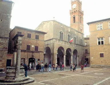  ??  ?? Uno scorcio di Pienza. Qui sopra la mappa dei Comuni della Val d’Orcia che il comitato di cittadini propone di unire in un unico Municipio