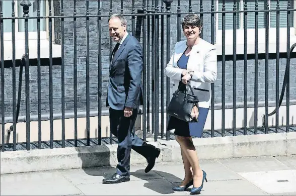  ?? LUKE MACGREGOR / BLOOMBERG ?? La primera ministra norirlande­sa, Arlene Foster, llegando ayer a Downing Street junto al vicepresid­ente del DUP, Nigel Dodds