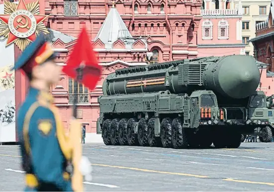 ?? Baracc Blornmanée­a E Msp ?? Un lanzador de misiles balísticos interconti­nentales rusos Yars desfila por la plaza Roja de Moscú en el día de la Victoria, el año pasado