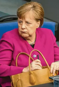  ?? Foto: Michael Kappeler, dpa ?? Angela Merkel erhält von den Wählern großen Zuspruch, im Parlament aber wächst der Widerspruc­h.