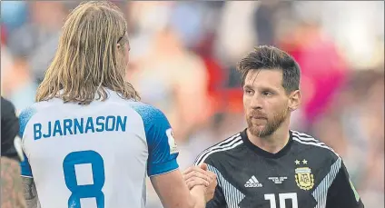  ?? FOTO: EFE ?? Messi, saludando al final del partido al islandés Birkir Bjarnason El rostro de Leo muestra su estado de ánimo tras el 1-1