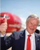  ??  ?? Norwegian-sjef Bjørn Kjos selger fly for en halv milliard og betaler ned gjeld.