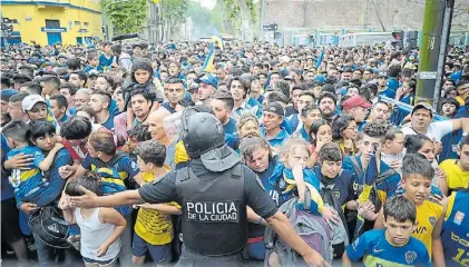  ?? GERMÁN GARCIA ADRASTI ?? Todos. La marea azul y oro trata de entrar a la cancha. Se superó la capacidad.