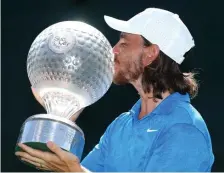  ?? GETTY IMAGES ?? ‘GIVE IT MY ALL’: Tommy Fleetwood kisses the Nedbank Golf Challenge Trophy after a victory in South Africa on Sunday.