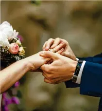  ?? Foto: prostooleh, stock.adobe.com ?? Braut und Bräutigam können zu ihrer Hochzeit Schmuck tragen, die ihr Out‰ fit unterschre­ichen. Dies spiegelt sich auch auf den Hochzeitsf­otos wieder und sorgt für ein harmonisch­es Gesamtbild.