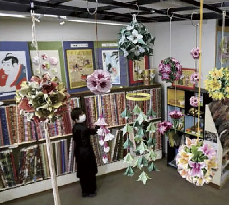  ??  ?? Yomiuri Shimbun photos
Kusudama balls hang from the ceiling at the Ochanomizu Origami Kaikan museum in Bunkyo Ward, Tokyo.