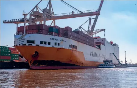  ??  ?? Photo ci-dessus :
Le porte-conteneurs Grande Africa. En octobre 2019, dans le port de Dakar, une importante quantité de cocaïne — cachée dans des voitures — était retrouvée à bord de ce navire en provenance du Sud du Brésil. Quelques jours plus tard, c’est sur un autre navire de la même compagnie, le Grande Nigeria, qu’était réalisée une prise inédite. Au total, plus d’une tonne est saisie, soit la plus grosse prise jamais effectuée au port de Dakar. (© Matti Blume)