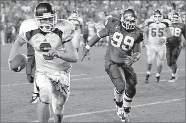  ?? Arkansas Democrat-Gazette/DAVID GOTTSCHALK ?? Matt Jones (left) did not start for Arkansas against Kentucky in 2003, but led the Razorbacks to a victory in seven overtimes over the Wildcats. His two-point conversion pass to Jason Peters gave Arkansas a 71-63 lead in the seventh overtime.