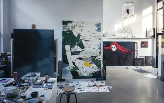  ??  ?? Ci-dessus, une autre vue de son atelier de Cachan avec ses dernières huiles sur toile, devant Sans Titre, 2016, au fond Nocturne, 2016. Ses oeuvres rejoignent les musées, le Centre Pompidou, le Mac Val, le musée de la Chasse et de la Nature et les...