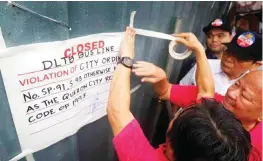  ?? MARK BALMORES ?? Mismong si MMDA Chairman Danilo Lim ang nanguna sa pagsasara sa DLTB bus station sa EDSA at Timog Avenue sa Quezon City kamakalawa. Lumabag ang nasabing tanggapan sa “nose-in, nose-out” policy ng bus stations.