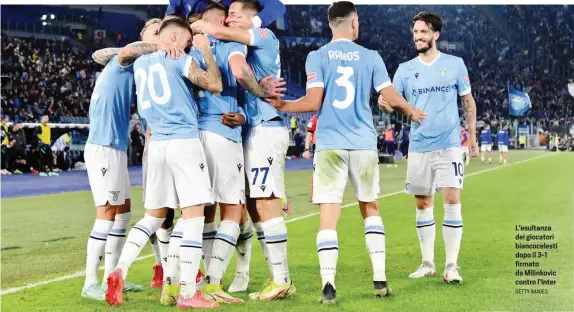  ?? GETTY IMAGES ?? L’esultanza dei giocatori biancocele­sti dopo il 3-1 firmato da Milinkovic contro l’Inter