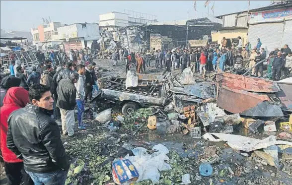  ?? KARIM KADIM / AP ?? Así quedo el mercado del barrio chií de Ciudad Sadr, en el este de Bagdad, después de que un yihadista hiciera estallar un coche bomba