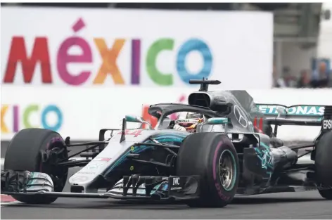  ?? FOTO: DPA ?? Hier kommt der alte und neue Weltmeiste­r: Lewis Hamilton auf der Strecke in Mexiko-Stadt.