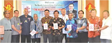  ??  ?? Gira (fifth left) together with Mundaw (third left), Linus (sixth left) and others show the book entitled ‘The Murder Of Penghulu Imban’.