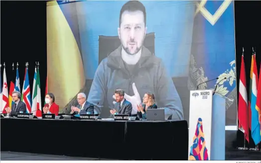  ?? ALBERTO ORTEGA / EP ?? El presidente de Ucrania, Volodimir Zelenski, interviene ayer en la asamblea de la OTAN celebrada en Madrid.