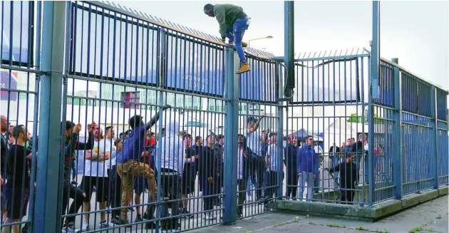  ?? EUROPA PRESS ?? Aficionado­s se saltan las vallas en el acceso al estadio de Saint Denis