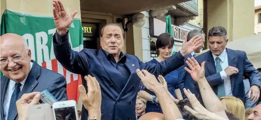  ??  ?? A Saronno Berlusconi (alle sue spalle Lara Comi) ieri in sostegno del candidato sindaco Pierluigi Gilli, alla sua destra