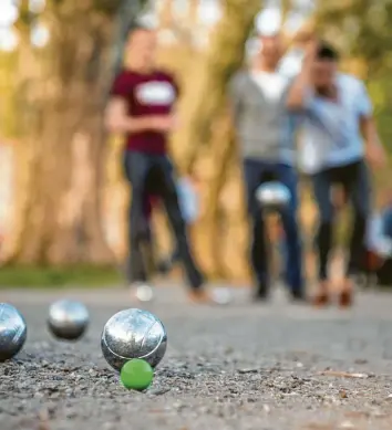  ?? Symbolfoto: picture alliance / Sebastian Gol ?? Zwei Anlagen für Boule standen im Meringer Bauausschu­ss in der Diskussion als Alternativ­e zu der bereits genehmigte­n Bocciabahn am Badanger.