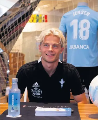  ??  ?? DE ESTRENO. Mathias Jensen dio su primera rueda de prensa como jugador del Celta, lucirá el dorsal ‘18’.