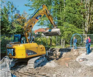  ?? Foto: Alois Kramer ?? Die Bauarbeite­r sind seit Kurzem in Dießen am Werk, um bis zum nächsten Frühjahr einen attraktive­n Kiosk in den Seeanlagen zu installier­en.