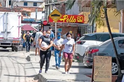  ?? FOTO JULIO CÉSAR HERRERA ?? Las vallas de seguridad del sector de Sinaí fueron retiradas el lunes desde las 12 del medio día y las personas pudieron salir respetando las medidas de seguridad.