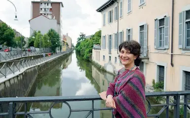  ?? (foto Piaggesi/Fotogramma) ?? Milanese L’autrice Giorgia Sampaoli sul ponte della Martesana in piazza Costantino