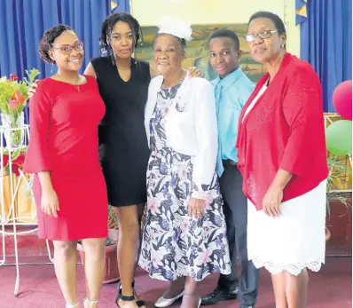  ?? PHOTOS BY TAMARA BAILEY ?? Valrie Welsh (centre) with a member of the Mount Olivet Church Board and members of the youth department