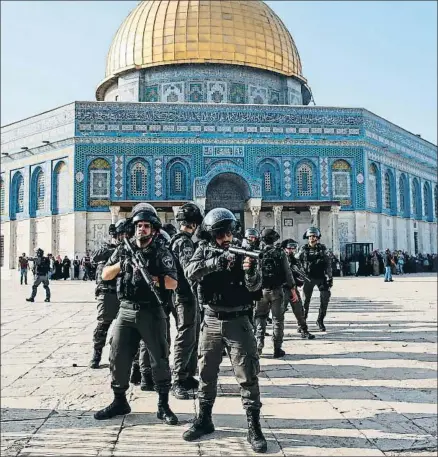  ?? AHMAD GHARABLI / AFP ?? Policías antidistur­bios israelíes, ayer en la explanada de las Mezquitas