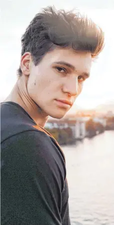  ?? FOTO: SASCHA WERNICKE ?? Zündet auf dem Kulturufer ein „Feuerwerk“: Nachwuchss­änger Wincent Weiss tritt am 30. Juli auf – Tickets sind sehr gefragt.