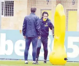  ?? MANOLO NEBOT ?? Unai Emery, enérgico, durante el entrenamie­nto de ayer del Villarreal.