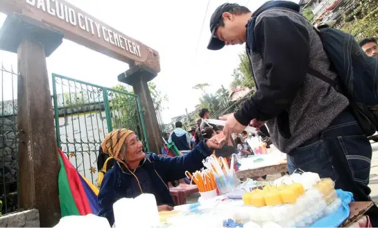  ?? Photo by Jean Nicole Cortes ?? REMEMBERIN­G THE DEPARTED. Christians flock to the cemeteries to remember the dearly departed to pray for peace on All Saint’s Day.