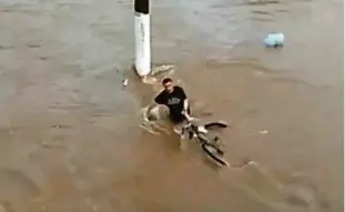  ?? Reprodução ?? Imagem gravada por câmera de telefone celular mostra o momento em que o ciclista Marcelo Romano da Silva, 43 anos, é arrastado pela água em São Bernardo