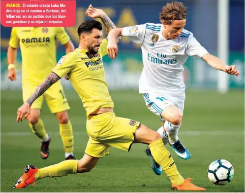  ??  ?? AVANCE. El volante croata Luka Modric deja en el camino a Soriano, del Villarreal, en un partido que los blancos ganaban y se dejaron empatar.