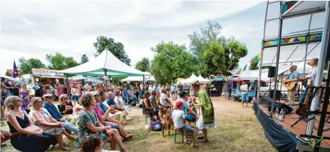  ?? Foto: Christian Rudnik (Archivbild) ?? Die Uttinger zeigen sich mit dem Summermark­t (Foto) und der Seebühne solidarisc­h, nachdem ein Anwohner einen Anwalt gegen die Veranstalt­ungen in Stellung gebracht hat.