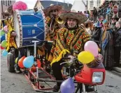  ??  ?? Eine ganze Blaskapell­e strampelte auf dem riesigen Fahrrad des Musikverei­n Gablingen – und spielte noch Musik dazu.