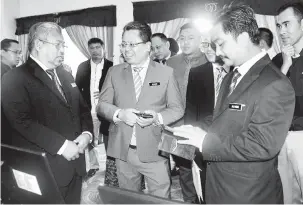  ??  ?? DIPUJI: Alijus beramah mesra dengan Pengarah Jabatan Perkhidmat­an Komputer Negeri Sabah Datuk Dr Mingu Jumaan di hadapan kiosk kaunter MPT yang dibuka sempena Seminar ICT Sektor Awam Negeri 2018 Peringkat Wilayah Tawau.