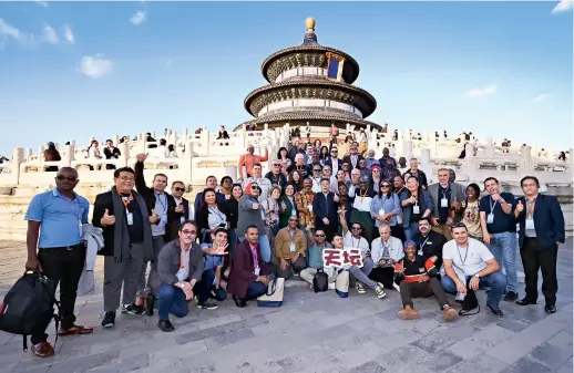  ?? ?? Participan­ts at the 2023 Beijing Internatio­nal Media Forum pose for a photo during their visit to the Temple of Heaven in Beijing on 13 October