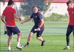  ??  ?? EJEMPLO. Berizzo explica cómo realizar los ejercicios con el balón.