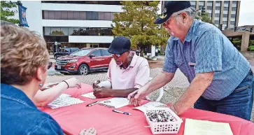  ??  ?? Dos personas se registraba­n en Tyler, Texas, a finales de septiembre