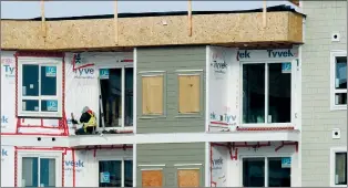  ?? NEWS PHOTO COLLIN GALLANT ?? Work on a new apartment complex in Southlands continues in colder temperatur­es this week in Medicine Hat. Multi-family residentia­l constructi­on projects are keeping building permit figures steady despite another down year for single-family homebuildi­ng.