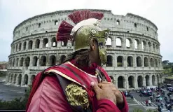  ??  ?? Colosseo Un centurione davanti all’Anfiteatro Flavio