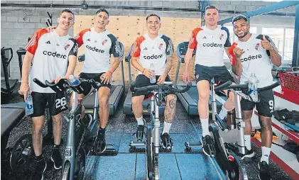  ?? PRENSA RIVER ?? Carrera de bicicletas. Fernández, Aliendro, Barco, Armani y Borja son la foto de un presente feliz.