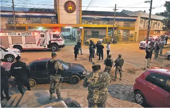  ??  ?? Efectivos militares y de la Policía Nacional rodearon el predio de la Penitencia­ría Nacional de Tacumbú, ante el peligro de que el amotinamie­nto de los reclusos se agrave durante la tarde.