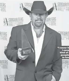  ?? GARY GERSHOFF, GETTY IMAGES, FOR SONGWRITER­S HALL OF FAME ?? Toby Keith celebrates his induction into the the Songwriter­s Hall of Fame in 2015.