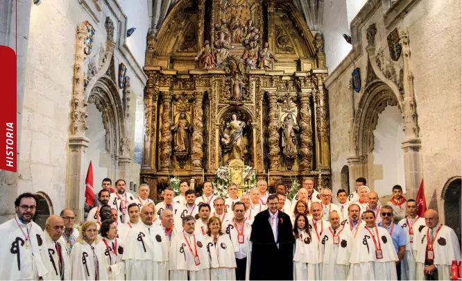  ??  ?? En la más reciente investidur­a realizada en Capilla Real del Hostal de los Reyes Católicos, en Santiago de Compostela, se incorporar­on a la Orden 35 nuevos miembros.