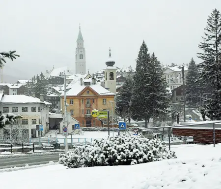  ??  ?? La Regina imbiancata Ecco come si presentava ieri mattina Cortina d’Ampezzo, dopo la copiosa nevicata della notte