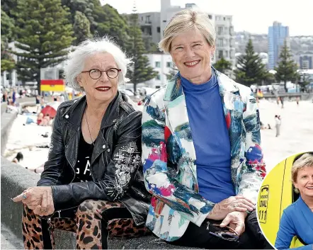  ?? MONIQUE FORD/STUFF ?? Gaylene Preston and Kerry Prendergas­t enjoy their day in the sun.