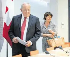  ?? KEYSTONE ?? Johann Schneider-Ammann und Doris Leuthard. Umfrage auf 20min.ch: Wer soll Schneider-Ammann beerben?