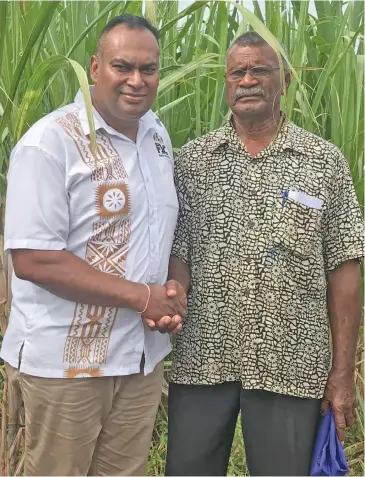  ?? Photo: Charles Chambers ?? Farmer Peniasi Leyauli (right) with Fiji Sugar Corporatio­n Chief Operating Officer, Navin Chandra during the FSC Olosara Sector day on May 24, 2018.