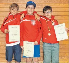  ?? FOTO: VEREIN ?? Finn Wattenbach, Noel Rilling und Alexander Neumeister (von links) zeigen stolz ihre Urkunden.